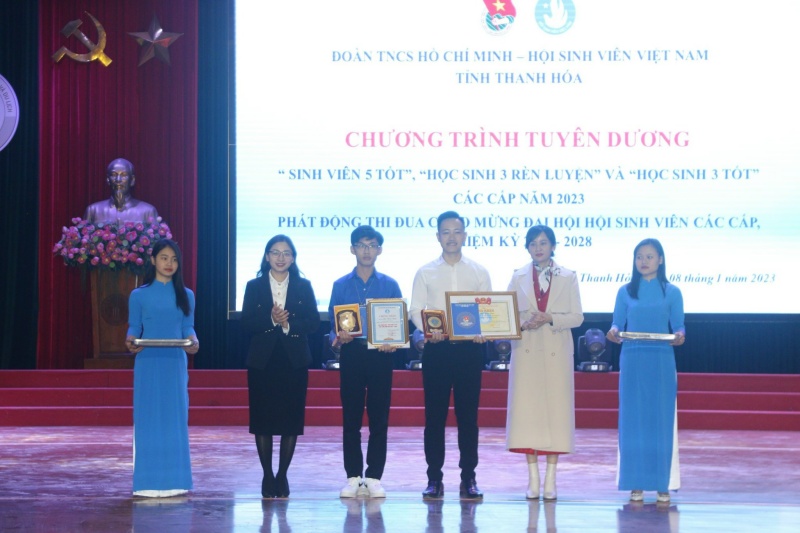 Tuyên dương học sinh, sinh viên đạt các danh hiệu “Sinh viên 5 tốt”, “Học sinh 3 tốt”, “Học sinh 3 rèn luyện”