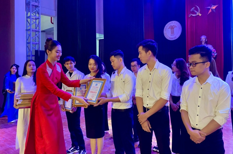 Tuyên dương học sinh, sinh viên đạt các danh hiệu “Sinh viên 5 tốt”, “Học sinh 3 tốt”, “Học sinh 3 rèn luyện”