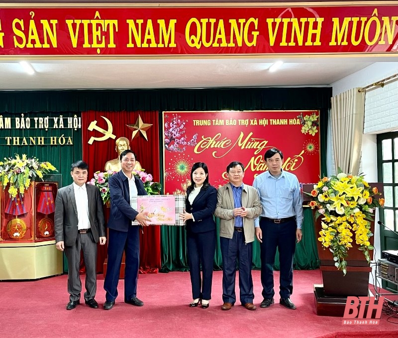 Trưởng Ban Dân vận Tỉnh ủy, Chủ tịch Ủy ban MTTQ tỉnh kiểm tra đời sống và sản xuất tại huyện Quảng Xương