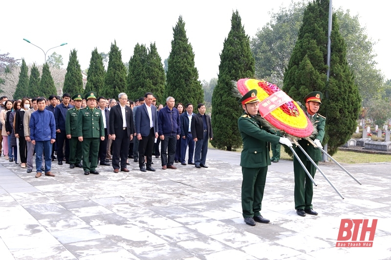 Phó Bí thư Tỉnh ủy Trịnh Tuấn Sinh viếng Nghĩa trang liệt sỹ Quốc tế Đồng Tâm; thăm, chúc tết các đối tượng chính sách, lực lượng vũ trang trên địa bàn huyện Bá Thước