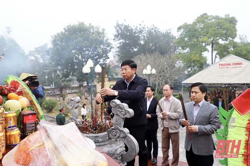 Bí thư Đảng uỷ Khối Cơ quan và Doanh nghiệp tỉnh Trần Văn Hải tặng quà gia đình chính sách tại huyện Vĩnh Lộc