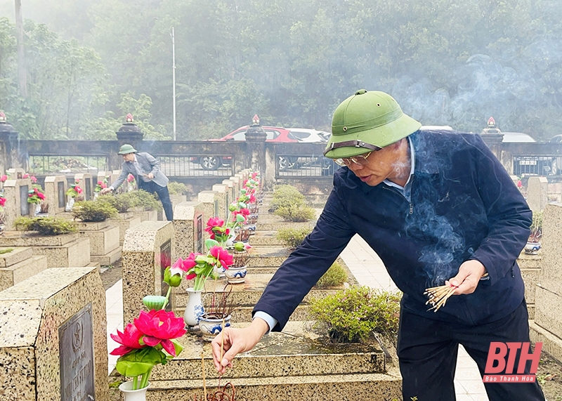 Bí thư Đảng uỷ Khối Cơ quan và Doanh nghiệp tỉnh Trần Văn Hải tặng quà gia đình chính sách tại huyện Vĩnh Lộc