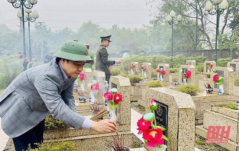 Bí thư Đảng uỷ Khối Cơ quan và Doanh nghiệp tỉnh Trần Văn Hải tặng quà gia đình chính sách tại huyện Vĩnh Lộc