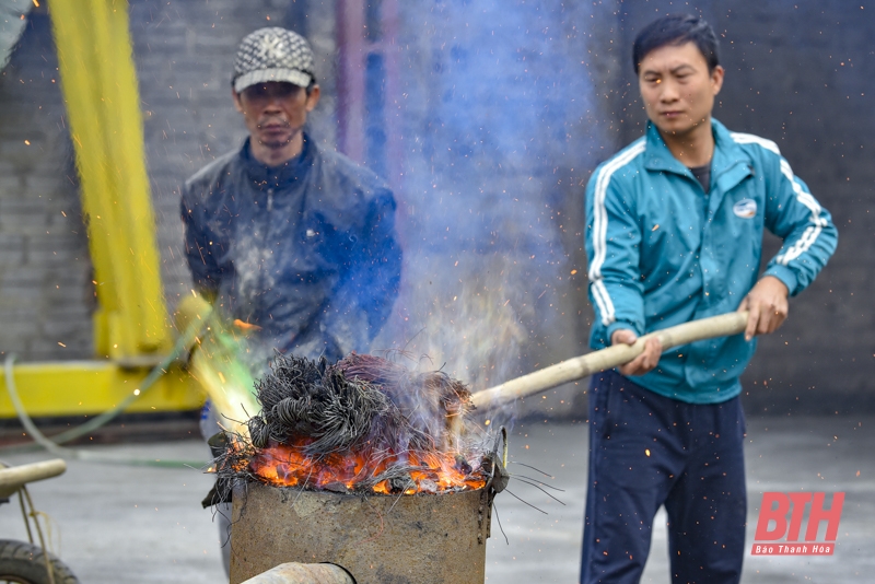 Làng nghề đúc đồng hàng trăm năm tuổi nhộn nhịp cận Tết