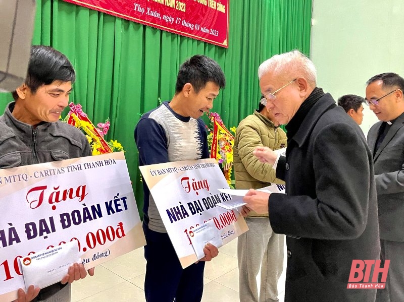 Trao nhà đại đoàn kết cho các hộ công giáo nghèo sinh sống trên sông tại huyện Thọ Xuân