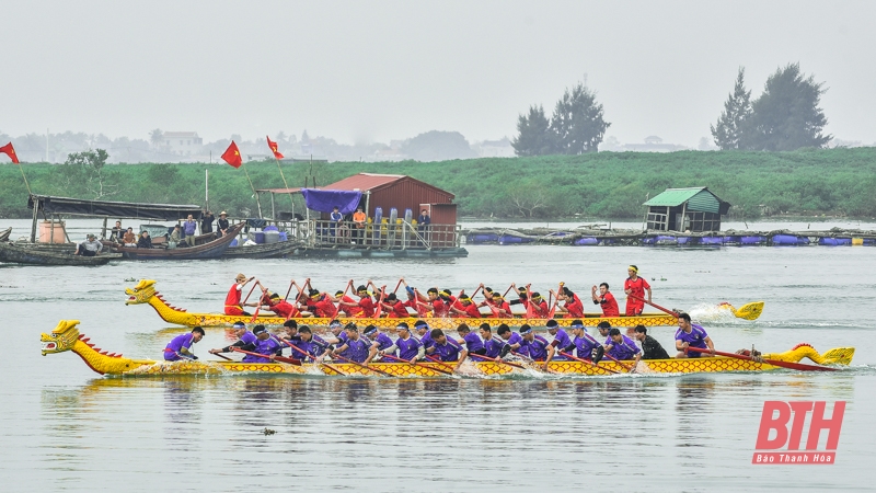 Tưng bừng lễ hội đua thuyền trên sông Yên