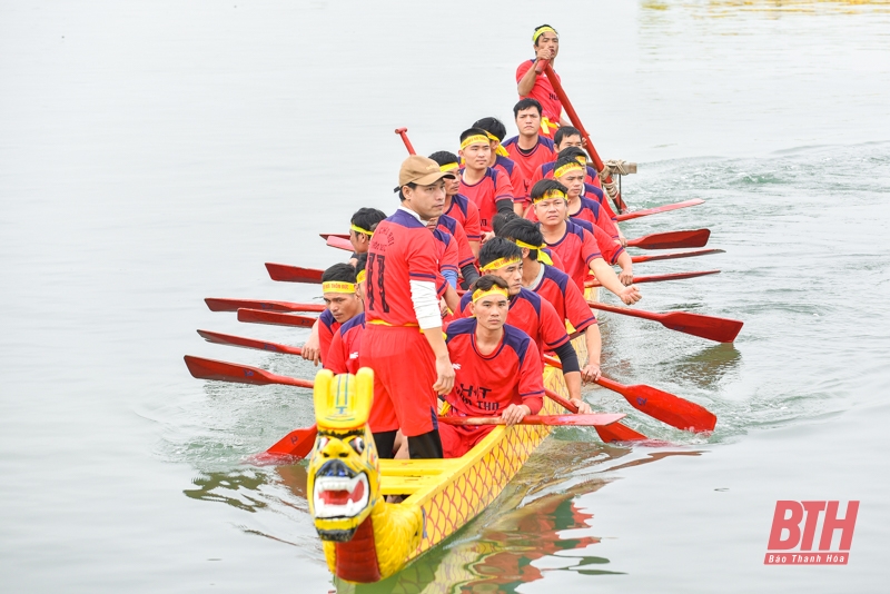 Tưng bừng lễ hội đua thuyền trên sông Yên