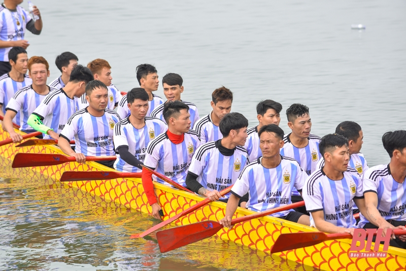 Tưng bừng lễ hội đua thuyền trên sông Yên