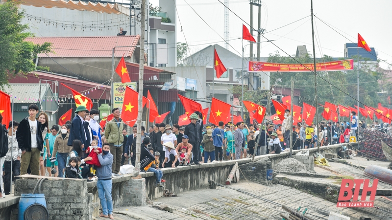 Tưng bừng lễ hội đua thuyền trên sông Yên