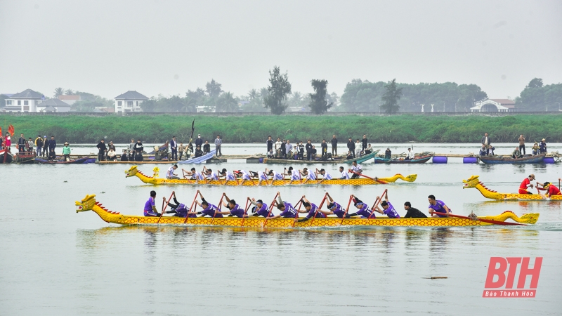 Tưng bừng lễ hội đua thuyền trên sông Yên