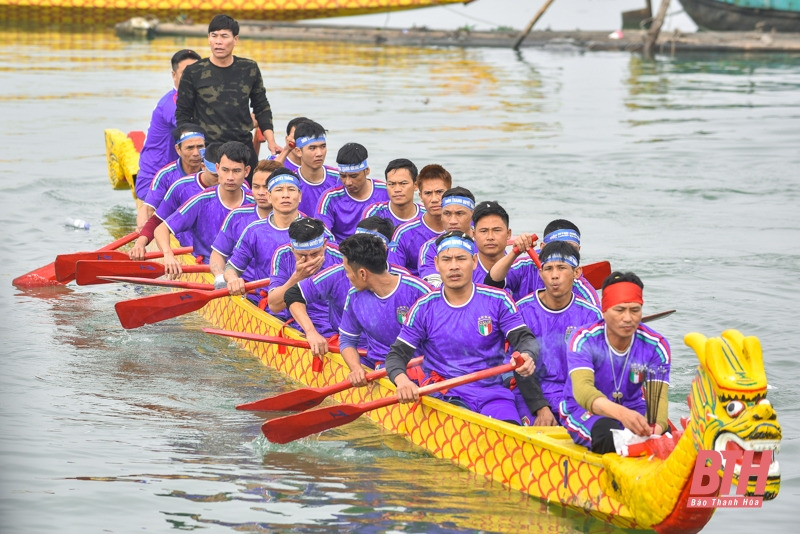 Tưng bừng lễ hội đua thuyền trên sông Yên