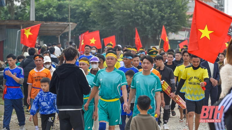 Tưng bừng lễ hội đua thuyền trên sông Yên