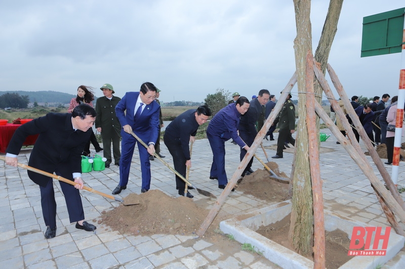 Các đồng chí lãnh đạo tỉnh dự lễ phát động “Tết trồng cây, đời đời nhớ ơn Bác Hồ” Xuân Quý Mão 2023