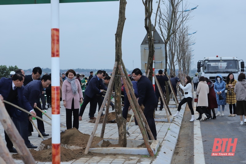 Các đồng chí lãnh đạo tỉnh dự lễ phát động “Tết trồng cây, đời đời nhớ ơn Bác Hồ” Xuân Quý Mão 2023