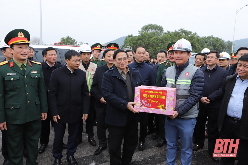 Thủ tướng Chính phủ Phạm Minh Chính kiểm tra tiến độ thi công tuyến đường cao tốc Bắc - Nam đoạn qua Thanh Hóa