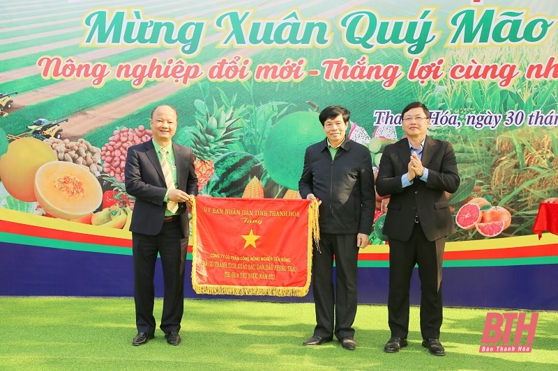 Phó Bí thư Thường trực Tỉnh ủy Lại Thế Nguyên dự lễ ra quân sản xuất đầu năm tại Nhà máy Dinh dưỡng cây trồng Tiến Nông và Công ty TNHH VAUDE Việt Nam