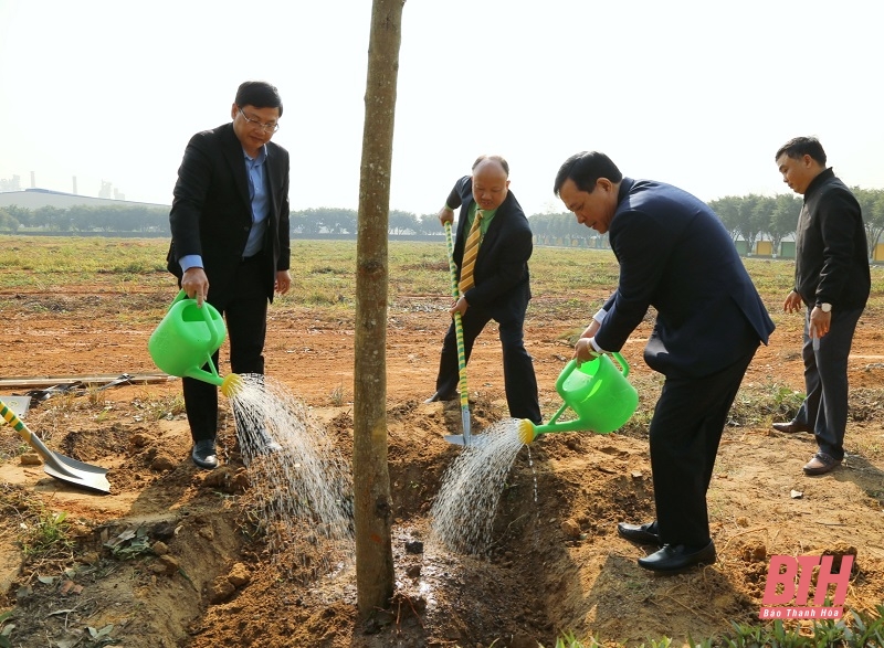 Phó Bí thư Thường trực Tỉnh ủy Lại Thế Nguyên dự lễ ra quân sản xuất đầu năm tại Nhà máy Dinh dưỡng cây trồng Tiến Nông và Công ty TNHH VAUDE Việt Nam