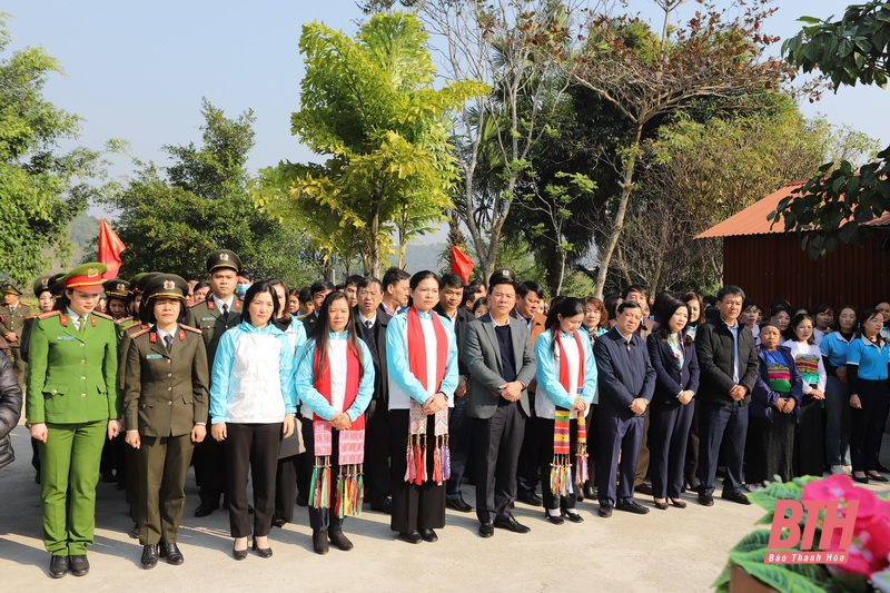 Chủ tịch Hội LHPN Việt Nam và các đồng chí lãnh đạo tỉnh dự lễ trồng cây và tặng quà tại huyện Ngọc Lặc