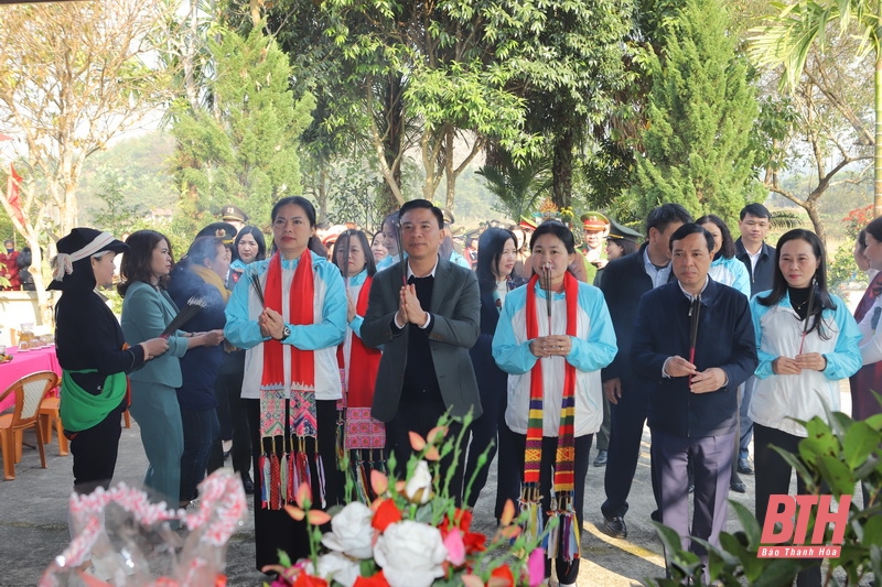 Chủ tịch Hội LHPN Việt Nam và các đồng chí lãnh đạo tỉnh dự lễ trồng cây và tặng quà tại huyện Ngọc Lặc