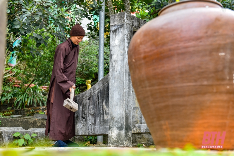 Khánh đá cổ tiếng vang như chuông đồng trong ngôi chùa nghìn năm tuổi ở xứ Thanh