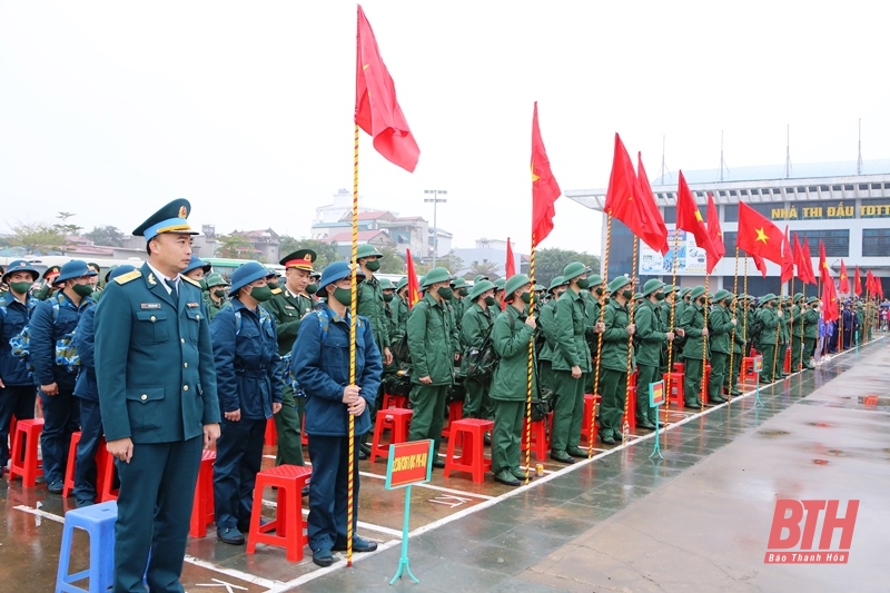 Phó Bí thư Tỉnh ủy Trịnh Tuấn Sinh động viên thanh niên ưu tú huyện Hoằng Hóa lên đường nhập ngũ