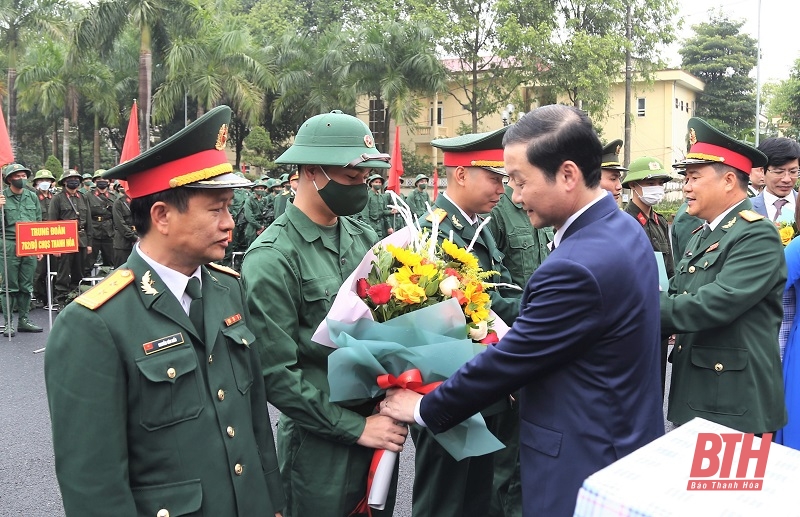 Chủ tịch UBND tỉnh Đỗ Minh Tuấn dự lễ giao, nhận quân tại huyện Thọ Xuân