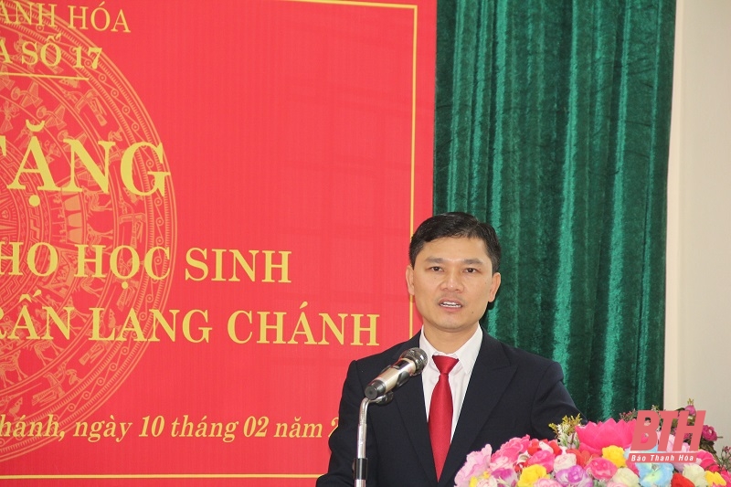 Cụm thi đua số 17 trao quà ủng hộ trường học tại Lang Chánh