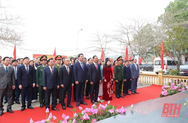 Đoàn đại biểu tỉnh Thanh Hóa dâng hương tại Khu lưu niệm Bác Hồ tại TP Sầm Sơn