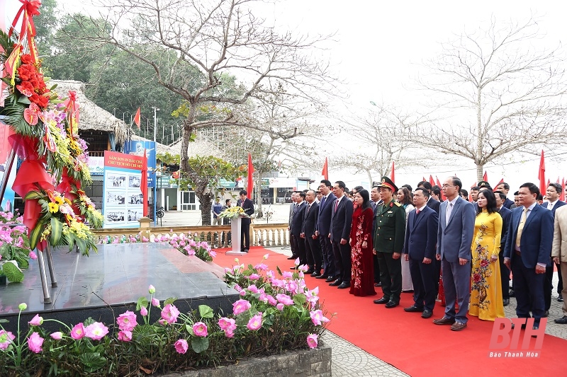 Đoàn đại biểu tỉnh Thanh Hóa dâng hương tại Khu lưu niệm Bác Hồ tại TP Sầm Sơn