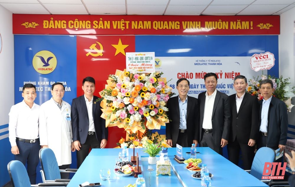 Phó Chủ tịch UBND tỉnh Đầu Thanh Tùng thăm, chúc mừng các đơn vị y tế nhân Ngày Thầy thuốc Việt Nam