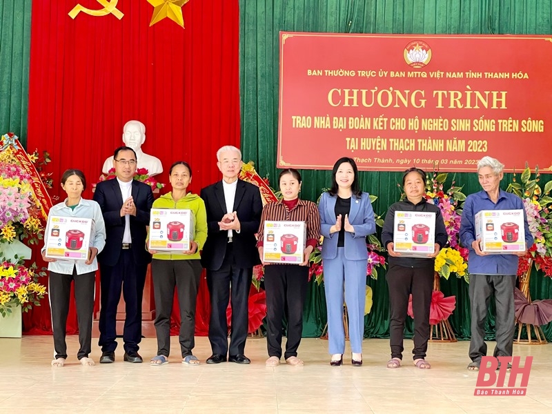 Trao nhà đại đoàn kết cho các hộ công giáo nghèo sinh sống trên sông tại huyện Thạch Thành