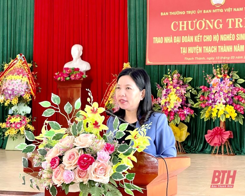 Trao nhà đại đoàn kết cho các hộ công giáo nghèo sinh sống trên sông tại huyện Thạch Thành