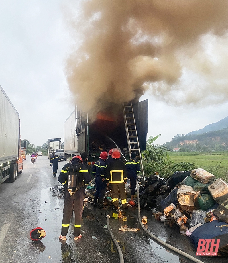 Thanh Hóa: Cháy hàng hóa chở bên trong xe container trên quốc lộ 1A