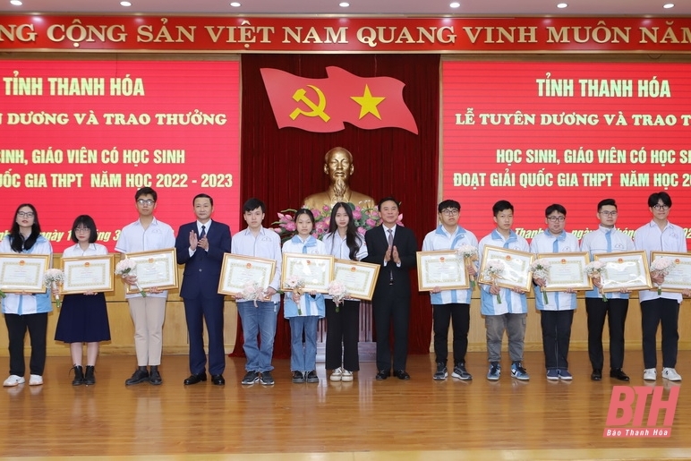 Tuyên dương, trao thưởng cho học sinh và giáo viên có học sinh đạt giải quốc gia THPT năm học 2022-2023