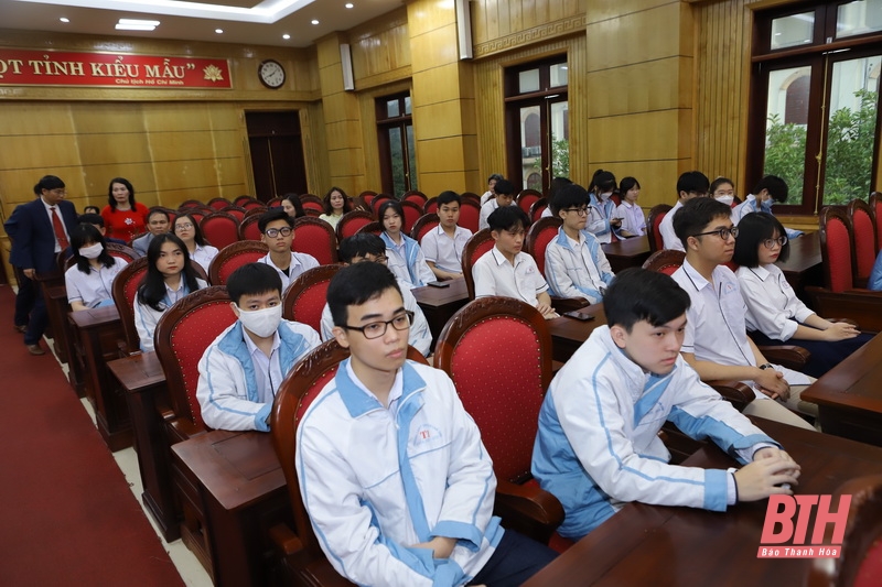 Tuyên dương, trao thưởng cho học sinh và giáo viên có học sinh đạt giải quốc gia THPT năm học 2022-2023