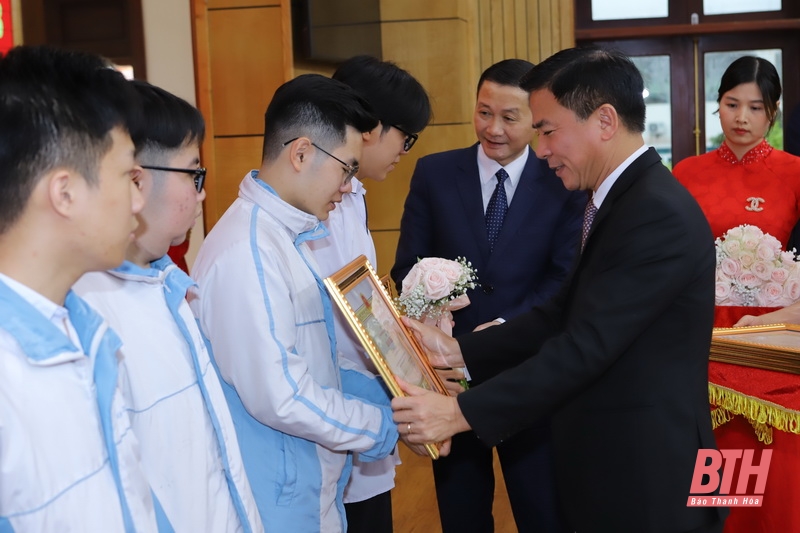 Tuyên dương, trao thưởng cho học sinh và giáo viên có học sinh đạt giải quốc gia THPT năm học 2022-2023