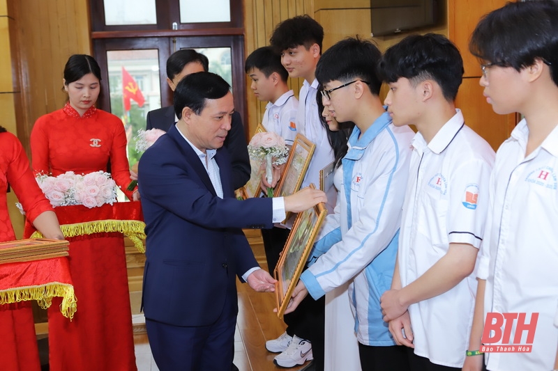 Tuyên dương, trao thưởng cho học sinh và giáo viên có học sinh đạt giải quốc gia THPT năm học 2022-2023