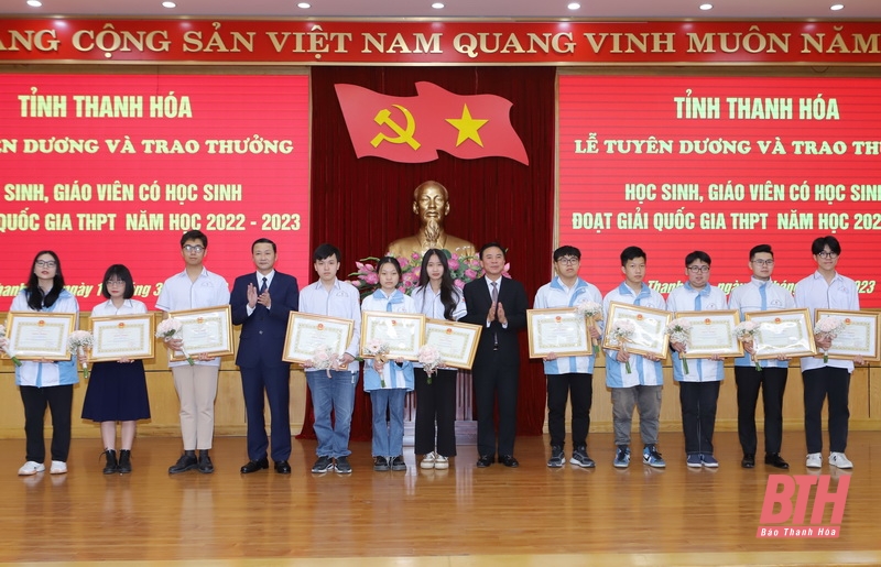 Tuyên dương, trao thưởng cho học sinh và giáo viên có học sinh đạt giải quốc gia THPT năm học 2022-2023