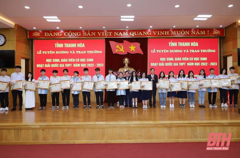 Tuyên dương, trao thưởng cho học sinh và giáo viên có học sinh đạt giải quốc gia THPT năm học 2022-2023