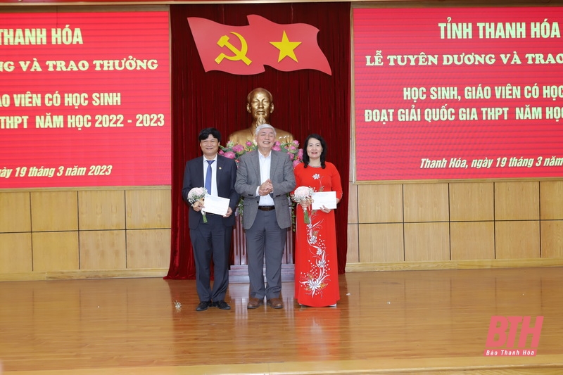 Tuyên dương, trao thưởng cho học sinh và giáo viên có học sinh đạt giải quốc gia THPT năm học 2022-2023