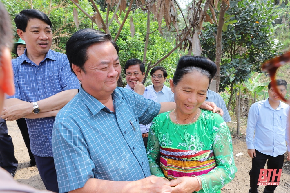 Hình ảnh lãnh đạo Bộ Nông nghiệp và Phát triển Nông thôn và lãnh đạo tỉnh thăm một số mô hình phát triển kinh tế tại Mường Lát