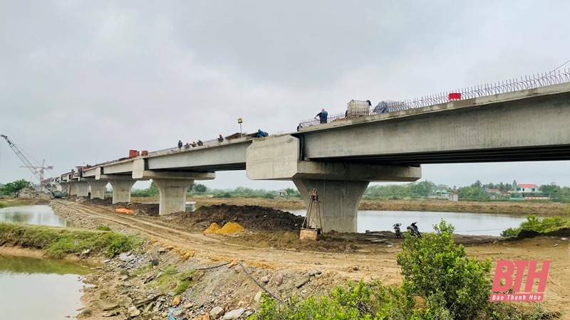 Bộ trưởng Bộ Kế hoạch và Đầu tư Nguyễn Chí Dũng kiểm tra tiến độ dự án tuyến đường bộ ven biển đoạn qua tỉnh Thanh Hóa