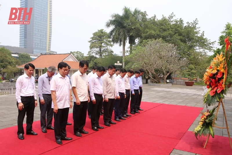 Bí thư Trung ương Đảng, Trưởng Ban Tuyên giáo Trung ương Nguyễn Trọng Nghĩa dâng hương tưởng niệm Chủ tịch Hồ Chí Minh