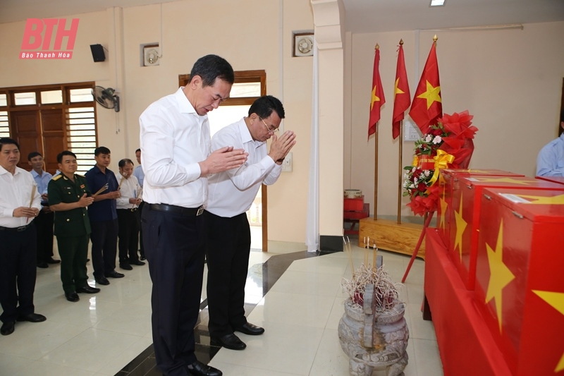 Đoàn đại biểu cấp cao tỉnh Thanh Hóa dâng hương Đài tượng niệm quân tình nguyện và chuyên gia quân sự Việt Nam hy sinh tại Lào