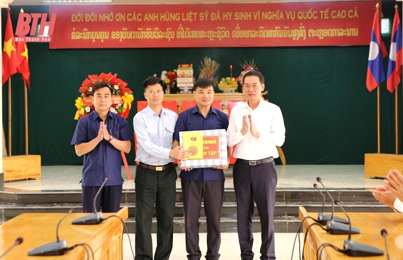 Đoàn đại biểu cấp cao tỉnh Thanh Hóa dâng hương Đài tượng niệm quân tình nguyện và chuyên gia quân sự Việt Nam hy sinh tại Lào