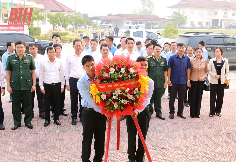 Đoàn đại biểu cấp cao tỉnh Thanh Hóa dâng hương Đài tượng niệm quân tình nguyện và chuyên gia quân sự Việt Nam hy sinh tại Lào