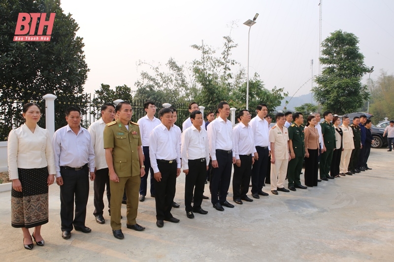 Đoàn đại biểu cấp cao tỉnh Thanh Hóa dâng hương Đài tượng niệm quân tình nguyện và chuyên gia quân sự Việt Nam hy sinh tại Lào