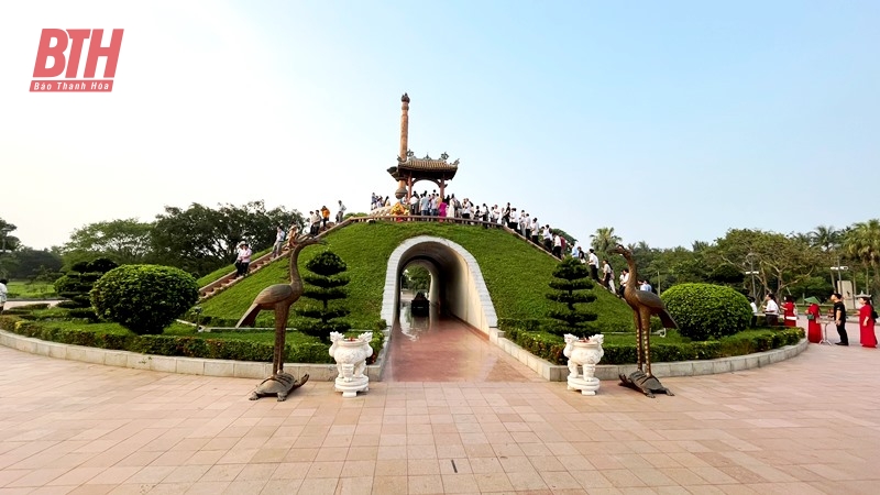 Đoàn Báo Đảng các tỉnh, TP khu vực miền Trung - Tây Nguyên dâng hương tại Di tích Quốc gia đặc biệt Thành Cổ Quảng Trị