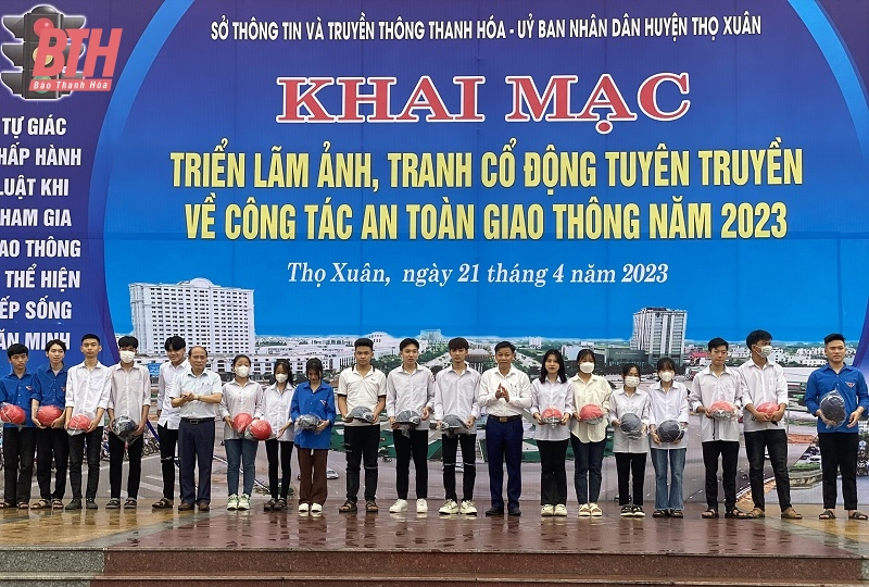 Triển lãm ảnh, tranh cổ động tuyên truyền đảm bảo trật tự, an toàn giao thông