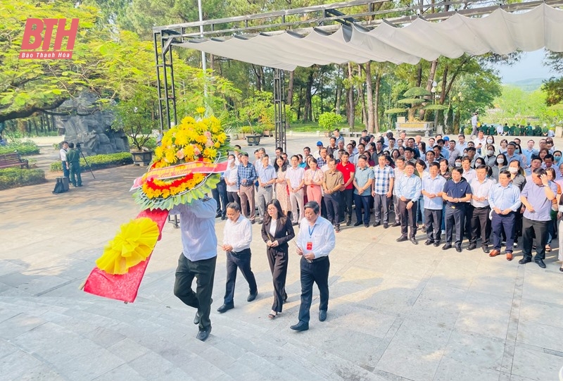 Đoàn đại biểu dự Hội thảo báo Đảng các tỉnh, thành phố khu vực miền Trung - Tây Nguyên viếng Nghĩa trang liệt sĩ Quốc gia Trường Sơn